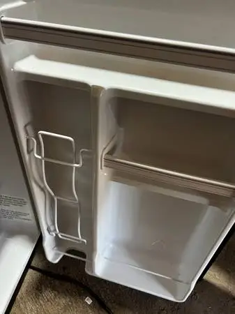 Apartment sized refrigerator w freezer