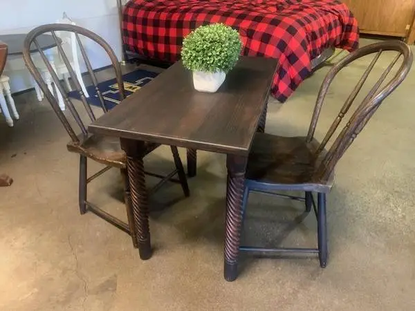 SMALL ANTIQUE DINETE SET THICK TWISTED LEGS 2 CHAIRS BLACK DISTRESSED