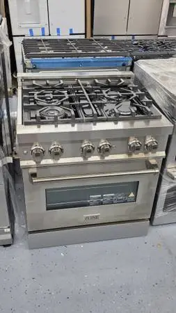 Brand new 30-in zline duel fuel gas range with convection