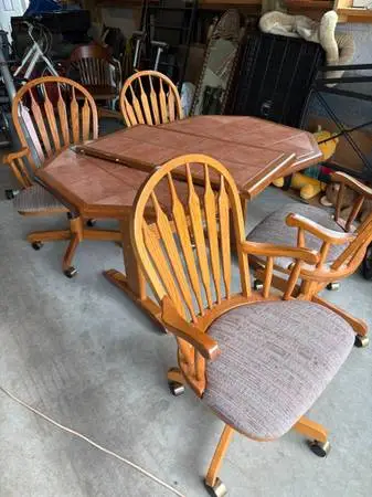 Beautiful Oak And Tile Dining Room Set W/Leaf + 4 Chairs -Can Deliver