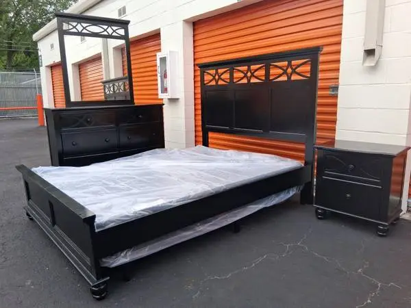 Queen sz bedroom set with boxspring