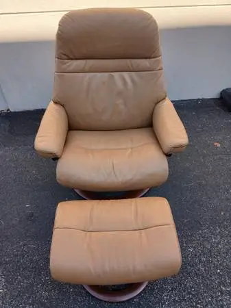 EKORNES STRESSLESS RECLINER AND OTTOMAN