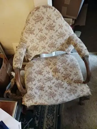 ACCENT CHAIR