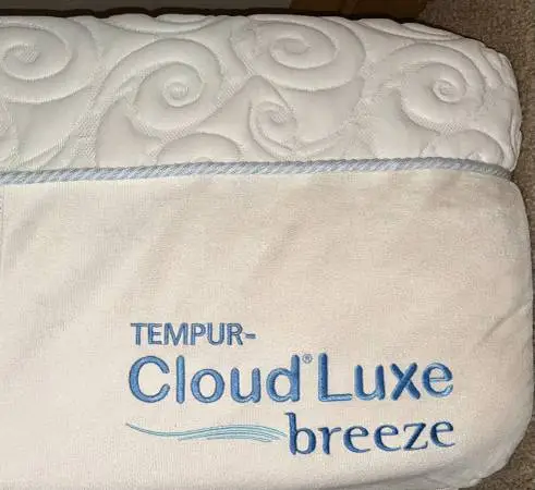 King Mattress: Beautiful, like-new Tempur-Pedic Cloud Luxe Breeze