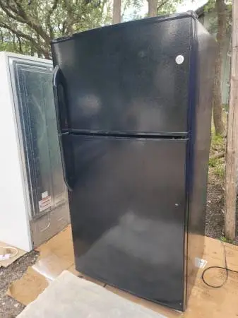 DELIVERY TODAY-GE REFRIGERATOR/TOP FREEZER WITH ICEMAKER