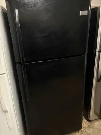 32 5/8 Wide Black Frigidaire 21 CuFt Refrigerator with Ice Maker
