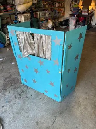 Kids puppet theater