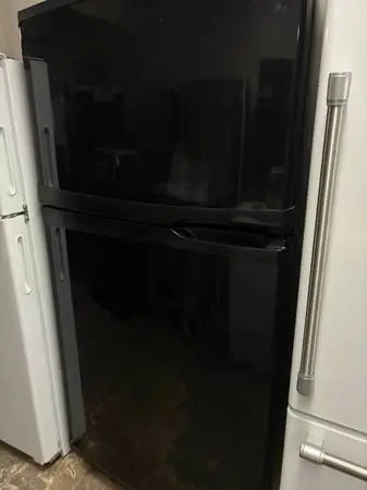 32 5/8 Wide Black Whirlpool 21 CuFt Refrigerator Top Mount