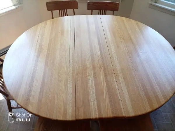 Beautiful condition oval table 59.5L includes 12 inch insert