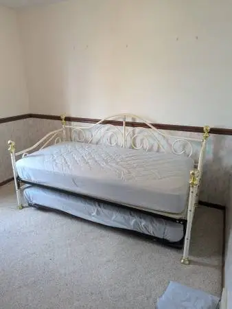 TWIN BED WITH TRUDLE