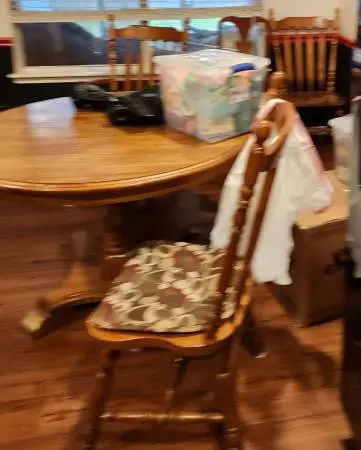 Pedastel Table with 4 Chairs