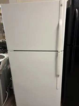 30 Wide 18CuFt White GE Refrig Top Mount