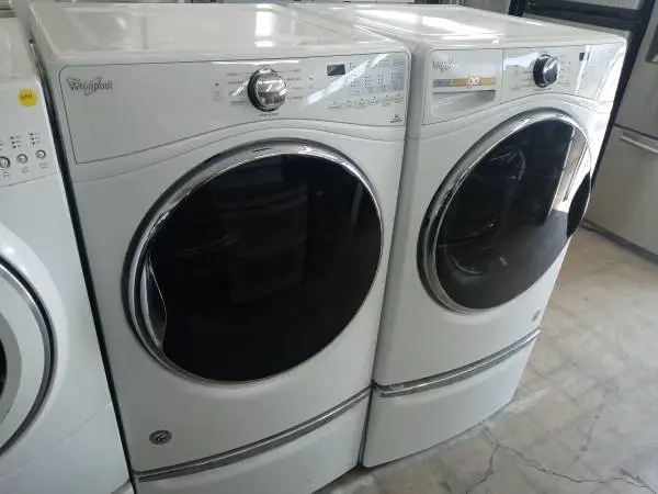 ★Whirlpool front load washer and dryer set on pedestals