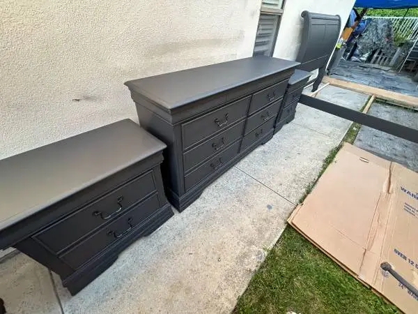 BEAUTIFUL LIKE NEW 5 PC WOODEN QUEEN BEDROOM SET CAN DELIVER LOCAL IF NEEDED