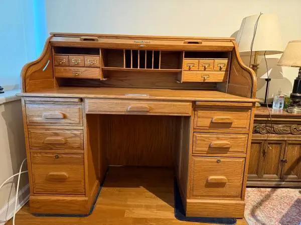 Roll Top Desk: excellent condition Winners Only solid oak