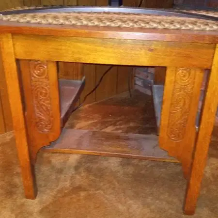 VINTAGE OAK TABLE/STAND