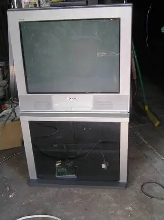 SONY 27in CRT TV with FACTORY STAND, REMOTE and MANUAL