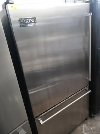 ★Viking stainless steel counter-depth bottom freezer refrigerator