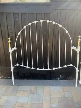 White  Queen Head and Foot Frame