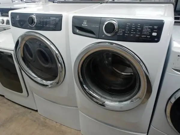 ★Electrolux front load washer and dryer set on pedestals