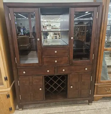 Broyhill Heritage Dining & Display Hutch - FREE DELIVERY