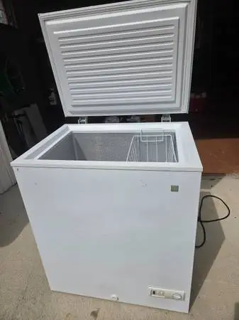 General Electric 5.0 Cubic Foot Manual Defrost Deepfreeze Freezer