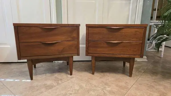 ►Mid Century Modern Nightstands Matching Pair in Walnut from 1960s