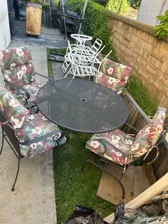 EXCELLENT 5 PIECE IRON PATIO SETW/CUSHIOND SAVE A BUNDLE CAN DELIVER LOCAL IF NE