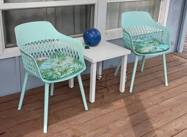 2 resin patio chairs with cushions