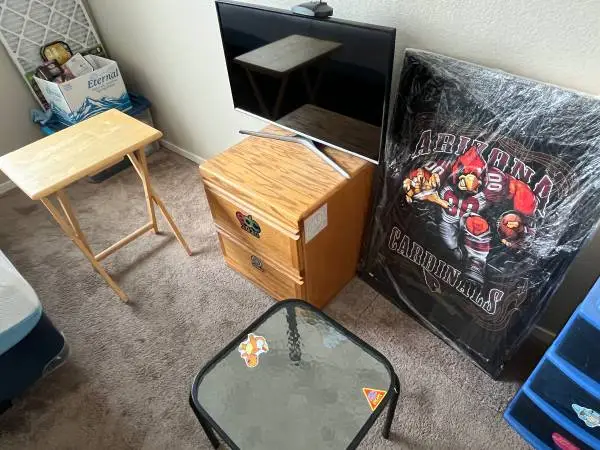 I’m selling Several items from my bedroom