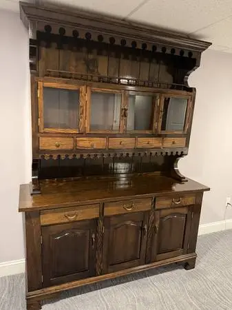 Vintage Colonial Style Hutch