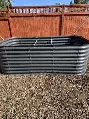 Raised garden bed