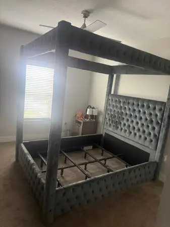QUEEN CANOPY BED