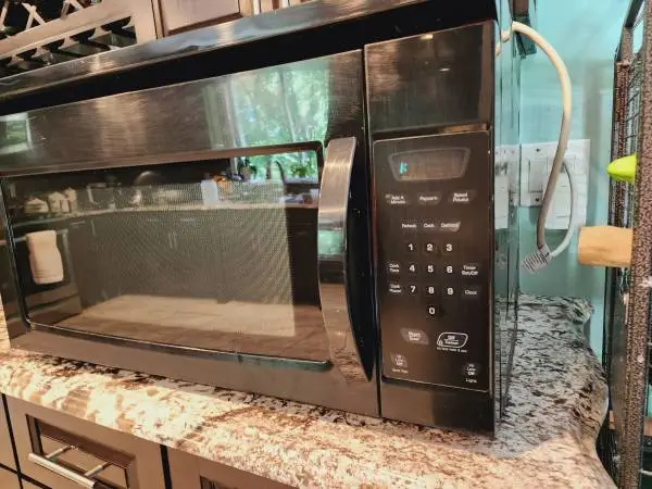 WHIRLPOOL OVER THE RANGE MICROWAVE AND EXTRACTOR
