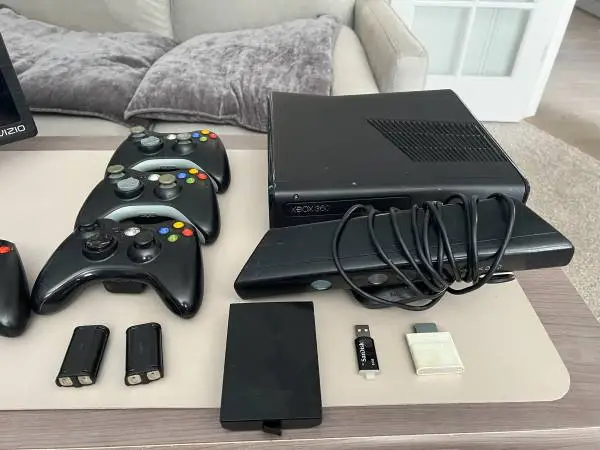 Xbox 360 S 320GB Console Bundle Lot 48 Games
