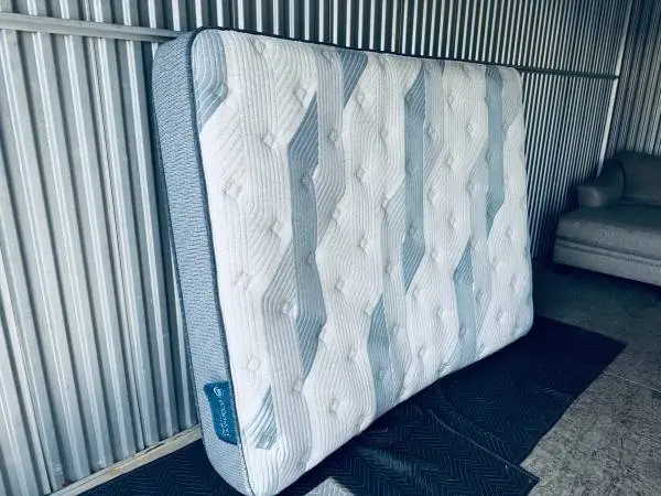 Upscale Serta i Comfort Hybrid Queen Mattress (Never Used)