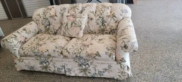 Couch (I CAN DELIVER)