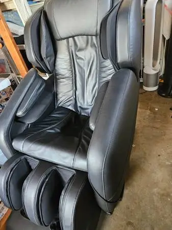Brookstone Renew 2 Zero Gravity Massage Chair