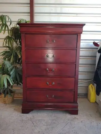 🇺🇸 precious solid wood tall dresser in good shape and condition 🔴