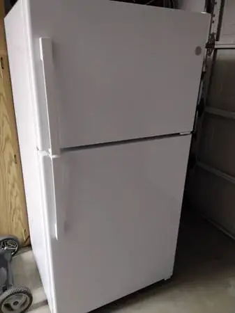 GE Refrigerator Top-Freezer Model GTS22KGNCRWW 21.9cf Garage Ready