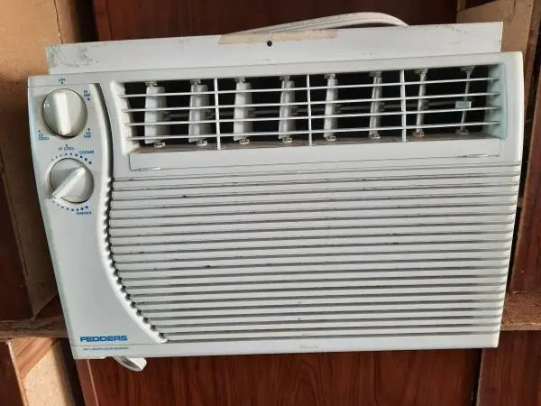 AC WINDOW UNIT  FITS MANY DIFFERENT SIZE WINDOW OPENINGS