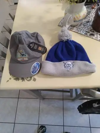 Derby 145 baseballcap & UofK toboggan