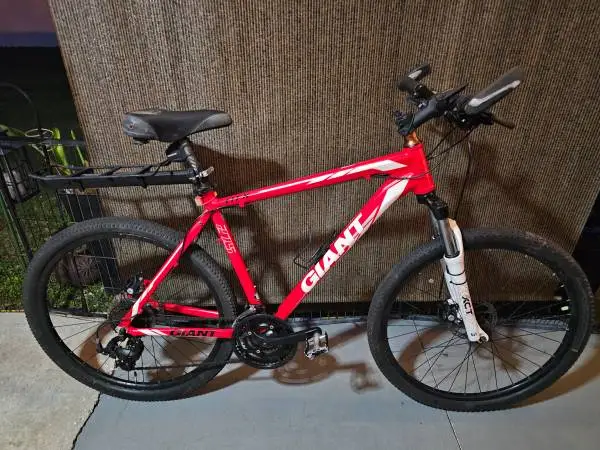 GIANT 27.5 BICYCLE MOUNTAIN BIKE