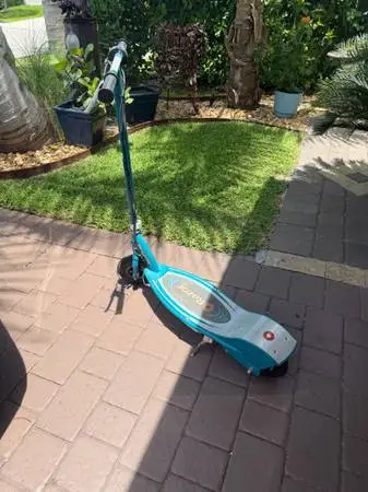 RAZOR SCOOTER NOT WORKING INCLUDES CHARGER $20