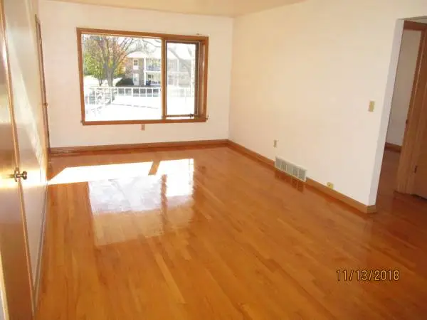 Waukesha Lambeth Road 2 Bdrm & 1 Bath Upper