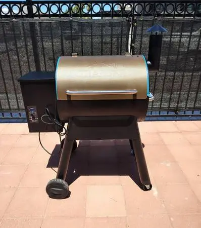 New. Traeger Pro Series 22-Pellet Grill and Smoker in Bronze.