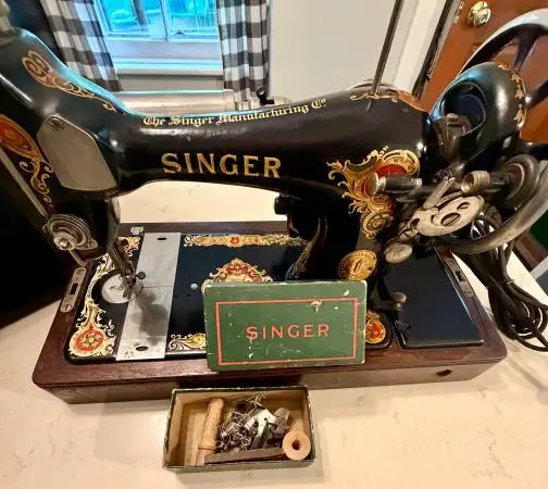 Antique Singer Saw Machine - 1926