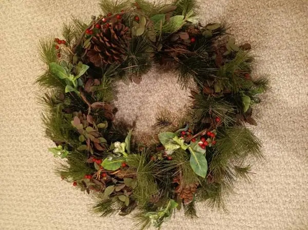 24 CHRISTMAS WREATH with berries and pine cones