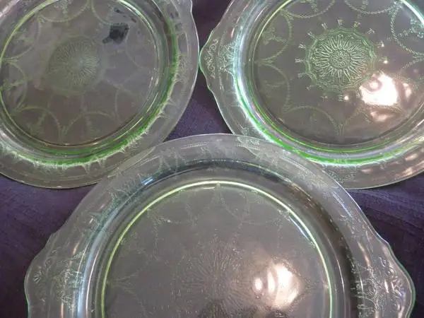 GREEN DEPRESSION GLASS SERVING OR DINNER PLATES