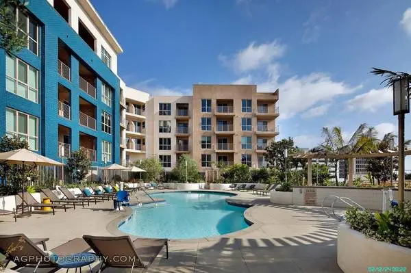 Inglewood 1 Bedroom + Den W/ Yoga and Group Fitness Studio